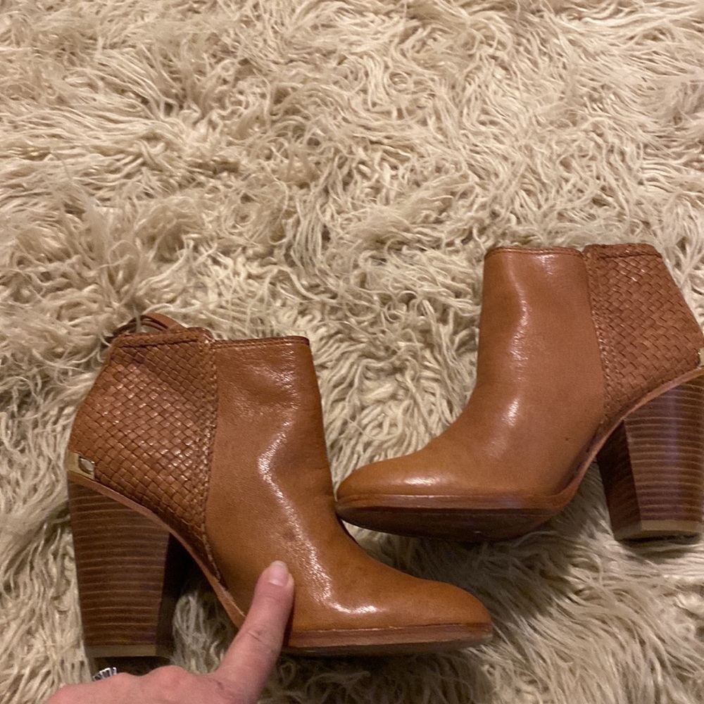 Coach tan leather with woven portion on the heel size 7 - Picture 4 of 7